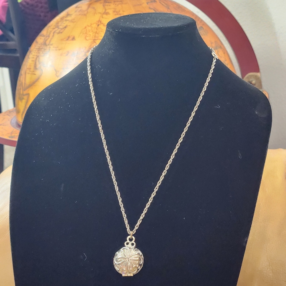 ART Vintage 70s Silver Walnut Locket Necklace